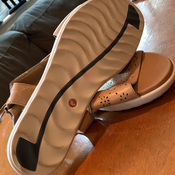 Sandal - 5.5M has a mark on strap, 9.5M, 9M, 7W - Picture 10 of 12